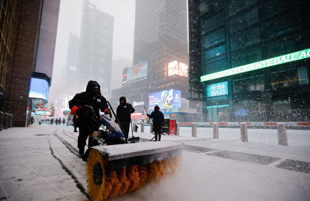 U.S. storm leaves 1 million without power, forces 10,000 flight cancellations
