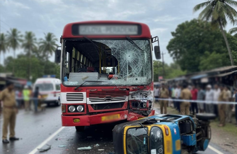 Two Injured in Gelioya Bus and Three-Wheeler Collision
