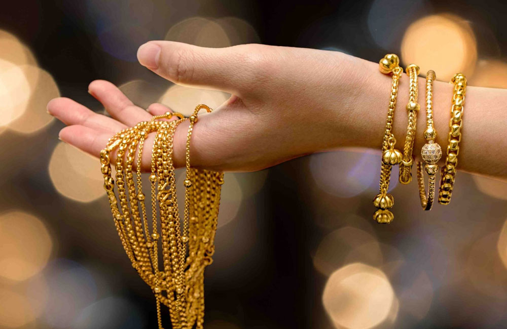 Sri Lankans Pawn Gold to Survive Amid Policy Paralysis