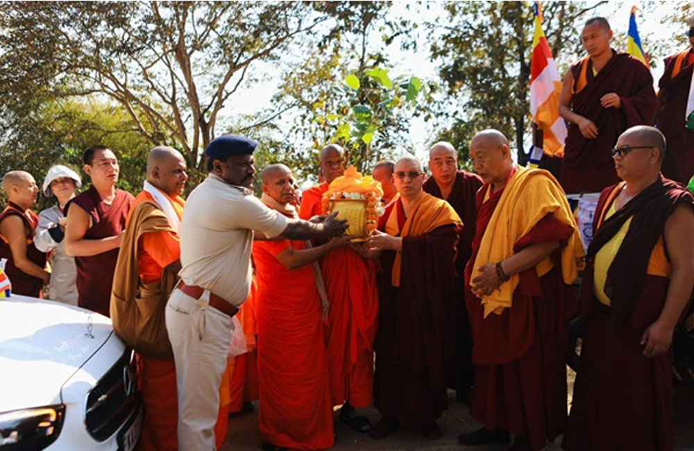 Atamasthanadhipathi Pallegama Hemarathana Thera meets the Dalai Lama