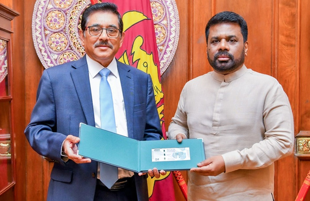 CBSL presents new Rs. 2000 commemorative note to President