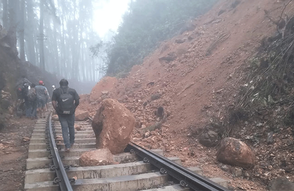 Landslide Disrupts Train Services Between Ohiya and Idalgasinna