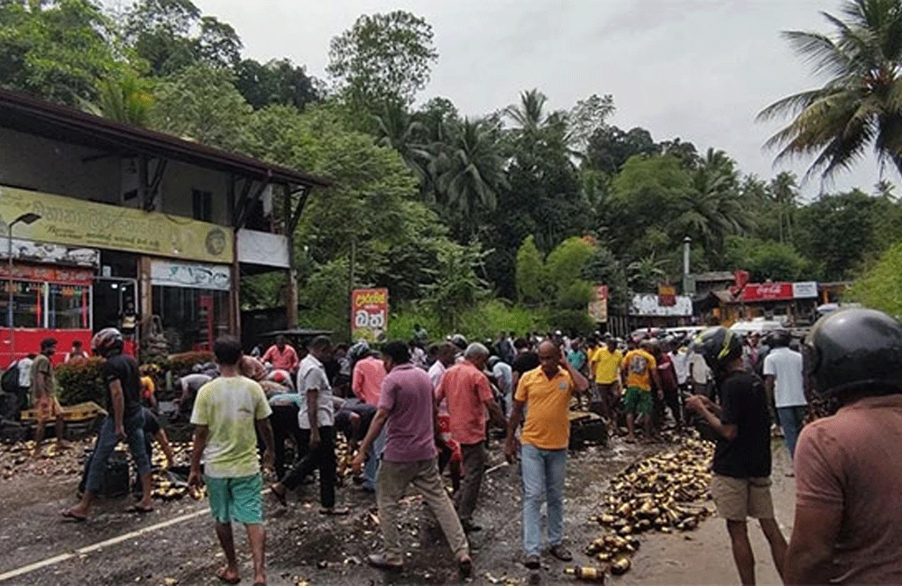 Beer truck overturns causing heavy traffic on Colombo-Ratnapura road