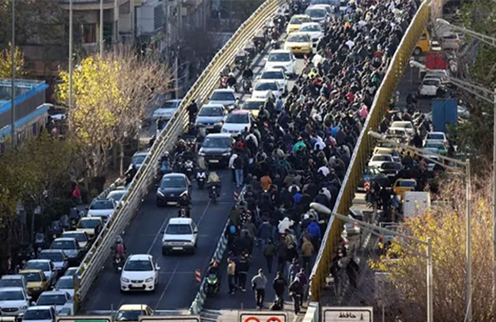 Deadly clashes between protesters and security forces as Iran unrest grows