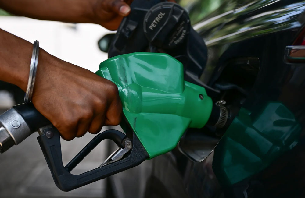 Government Weighs Holding Fuel Prices as Global Oil Market Softens