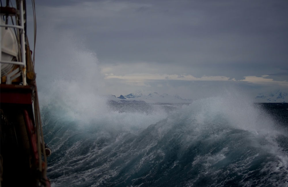 Red Warning Issued for Strong Winds and Rough Seas from Galle to Pottuvil 