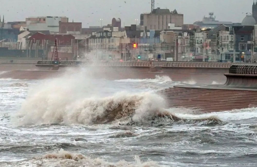 Red Alert Issued for Strong Winds and Rough Seas 